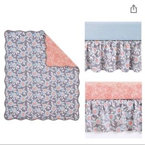 Barely used crib/toddler bed set.